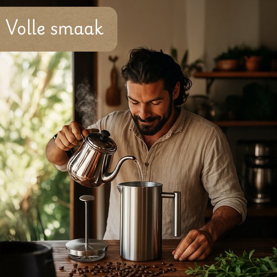 Man schenkt water in roestvrijstalen koffiezetter, met koffiebonen en kruiden op de tafel. "Volle smaak".