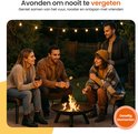 Vier vrienden rond een brandende vuurschaal 's avonds, met marshmallows en sfeerverlichting. 'Gezellig Momenten'.