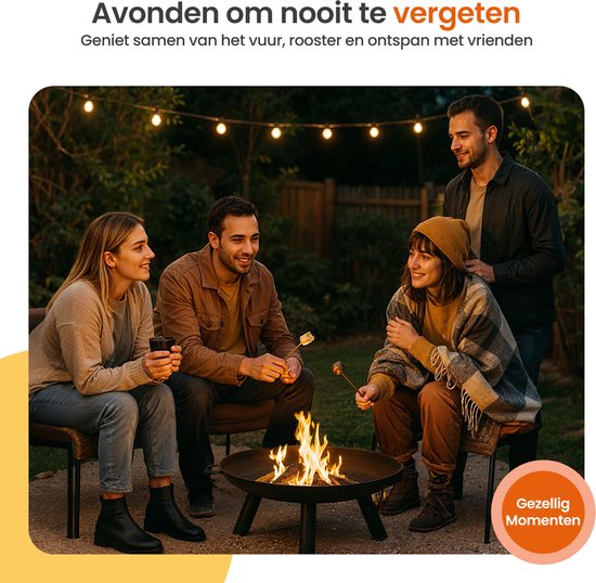 Vier vrienden rond een brandende vuurschaal 's avonds, met marshmallows en sfeerverlichting. 'Gezellig Momenten'.