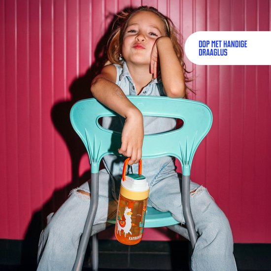 Une fille en tenue en jean regarde vers l'avant, assise sur une chaise turquoise, tenant la bouteille Kambukka orange avec imprimé lama et cactus par la dragonne.