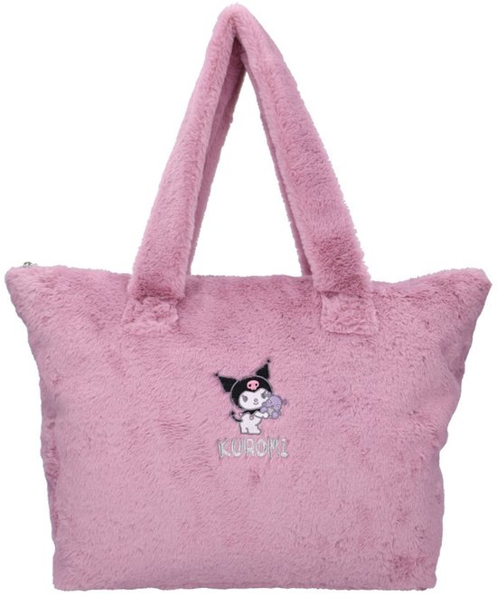 Roze, pluizige handtas met Kuromi-print en de tekst 'KUROMI' eronder.