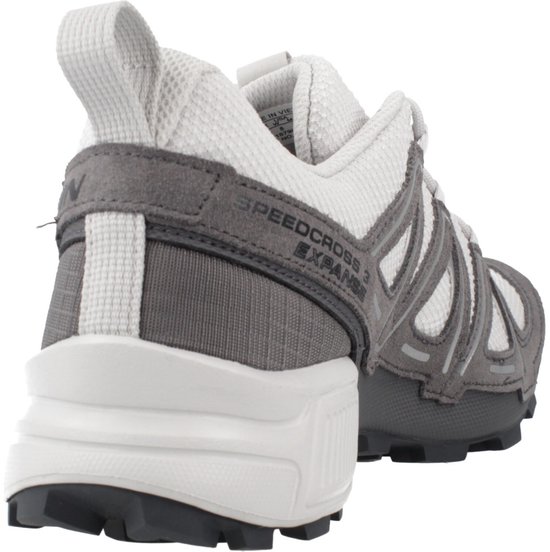 Achterkant van een witte Salomon Speedcross 3 trailrunningschoen met grijze en donkergrijze panelen.
