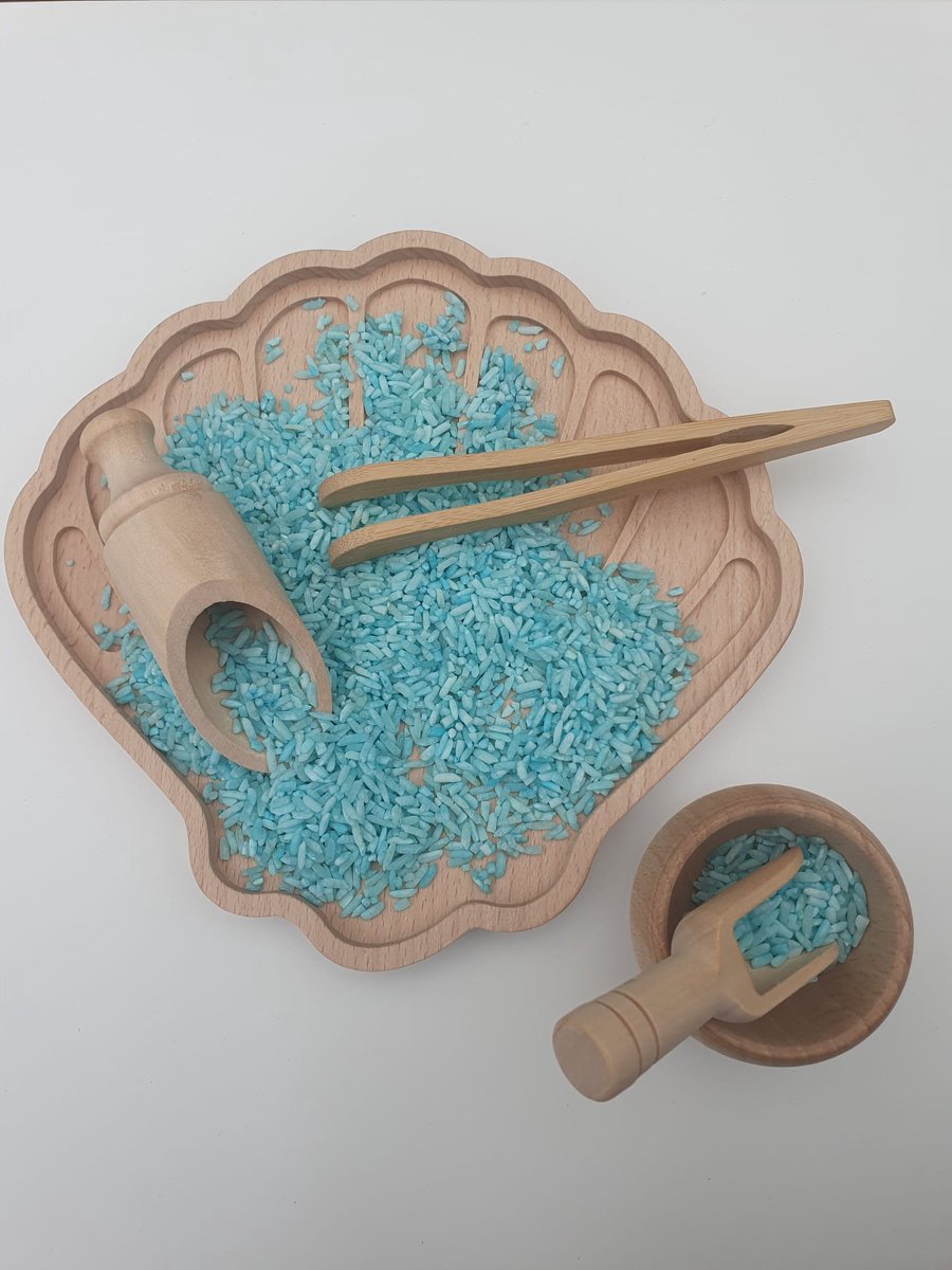 Houten schelp speelbak met schepjes, pincet en bakje - Sensory play - Speelrijst of speelzand- Open einde speelgoed - Montessori speelgoed - Grimms & Grapat style - Speeltray, speelframe - Tray: 17 x 17 x 1.5 cm