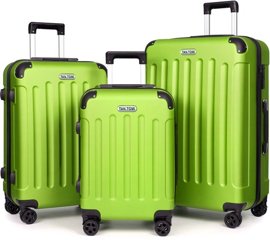 Drie groene koffers van verschillende groottes (klein, middel, groot) met telescopische handvatten en vier wielen, staand op een witte achtergrond.