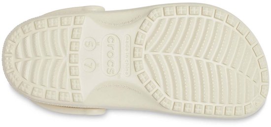 Zool van een lichtgele Crocs Classic klomp, met profiel en logo.