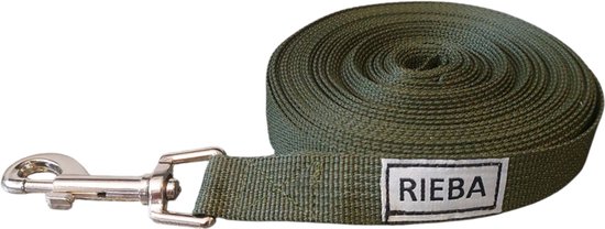 Olijfgroene hondenlijn van nylon, opgerold, met 'RIEBA' label en zilverkleurige karabijnhaak.