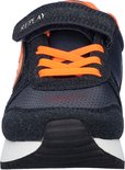 Donkerblauwe Replay sneaker met oranje veters, klittenbandsluiting en perforaties op de neus.