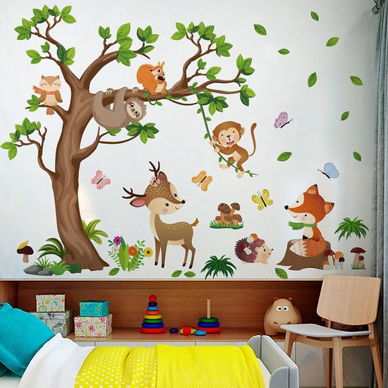 Sticker mural d'animaux de la forêt dans une chambre d'enfant, avec un arbre, paresseux, écureuil, singe, cerf, renard, hibou, hérisson, papillons et champignons.