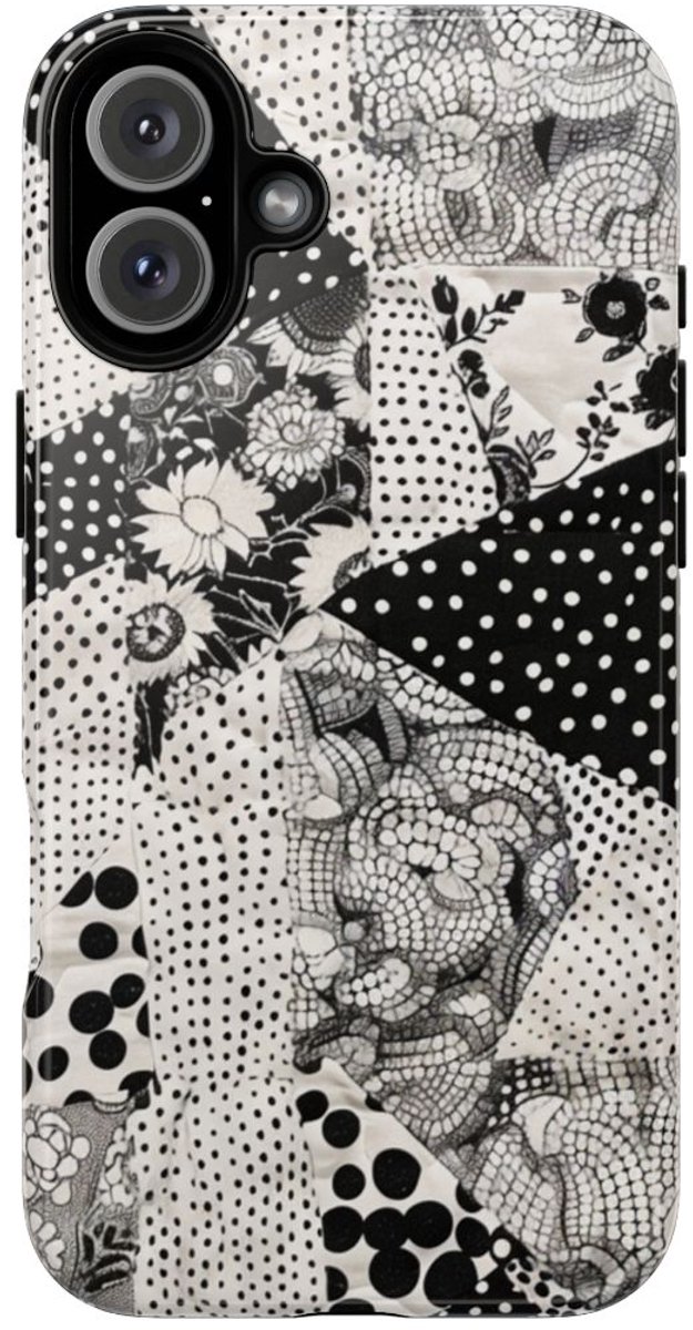 Zwart-Wit Patchwork met Bloemen en Stippen – Telefoonhoesje Geschikt voor iPhone 16 Plus