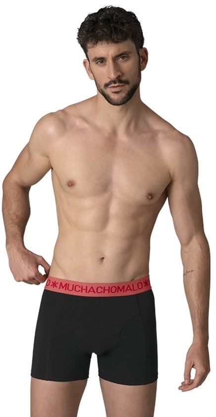 Man met zwarte Muchachomalo boxershort met rode band.