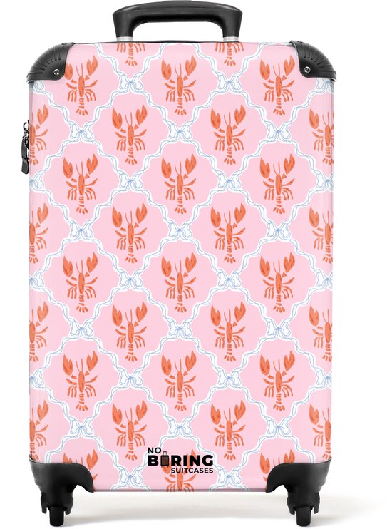 Roze koffer met kreeftpatroon, blauwe strikjes en 'No Boring Suitcases' logo.