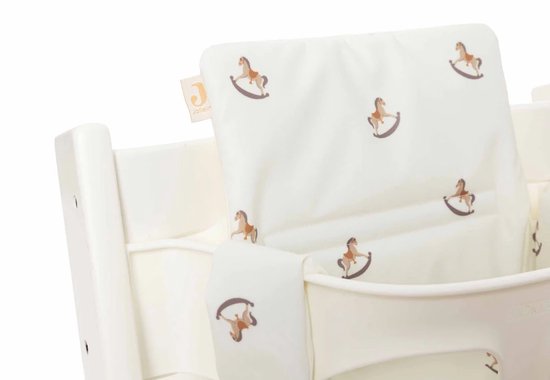 Witte stoelverkleiner met bruine wiebelpaardjes print. Jollein logo op een label.