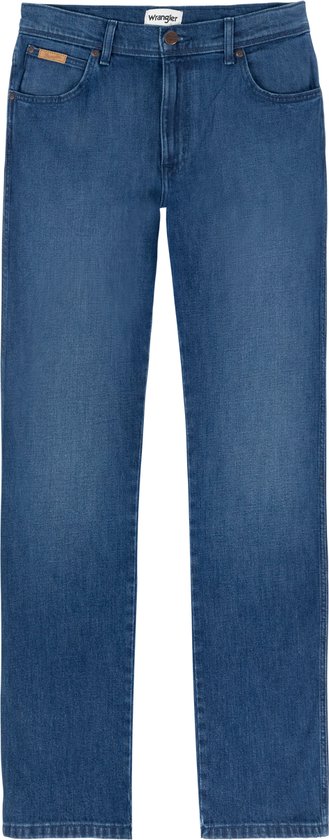 Voorkant van Wrangler Texas Leon Blue jeans, met bruin leren logo op de zak.