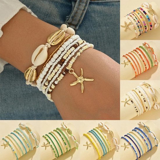 Meerdere setjes armbanden met schelpen en zeesterren, in kleuren wit, oranje, groen, geel, blauw.