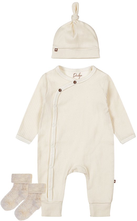 Crème geribd boxpak met knoopsluiting, mutsje en twee crèmekleurige sokjes met ajourpatroon.
