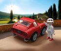 Playmobil Ferrari 250 GTO speelgoedauto met racepiloot, in Toscane setting.