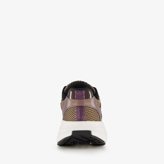 Achterkant van een bruine dad sneaker met panterprint en mesh details. Paarse accenten.