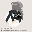Grijze en zwarte Lionelo kinderwagen met illustratie van de Click&Ride-rem, die het zetten van grote stappen mogelijk maakt.