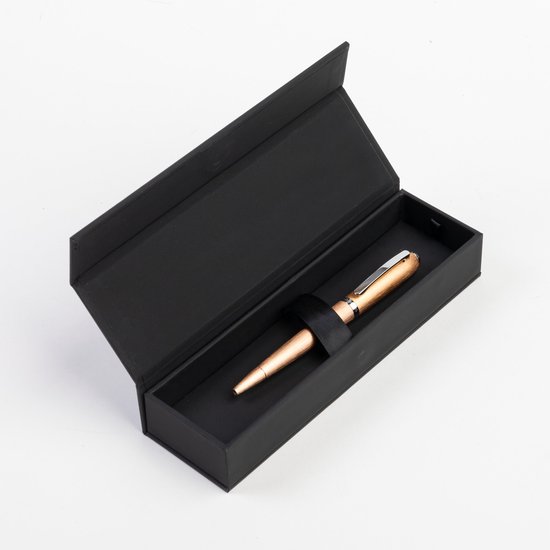 Un stylo bille rose avec un clip argenté, dans une boîte cadeau noire.
