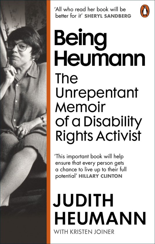 Boekomslag van 'Being Heumann: The Unrepentant Memoir of a Disability Rights Activist' met een zwart-witfoto van Judith Heumann.