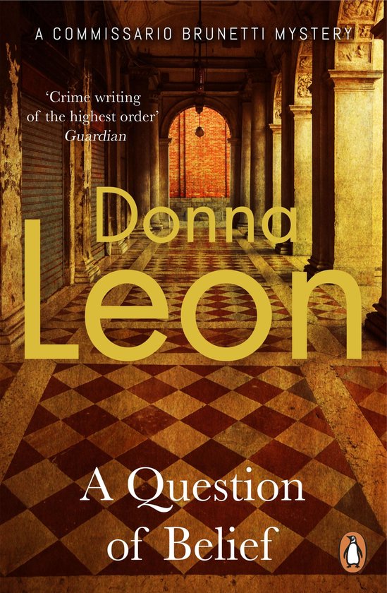 Couverture de livre : Un mystère du Commissario Brunetti, A Question of Belief de Donna Leon, avec un couloir au sol en marbre et des piliers.