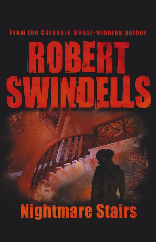 Couverture de livre avec la silhouette d'une personne au bout d'un vieil escalier rouillé, avec le titre 'Nightmare Stairs' par Robert Swindells.