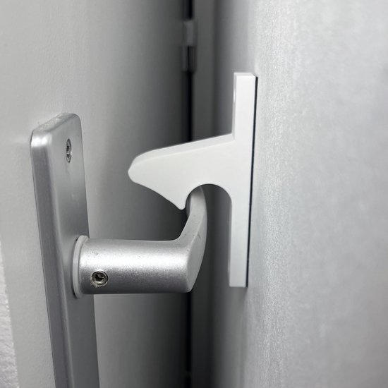 Witte deurvastzetter met T-profiel, naast een zilverkleurige deurklink.