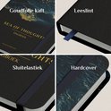Vier afbeeldingen van een zwart dagboek: voorkant met gouden folie, leeslint, sluitelastiek en hardcover.