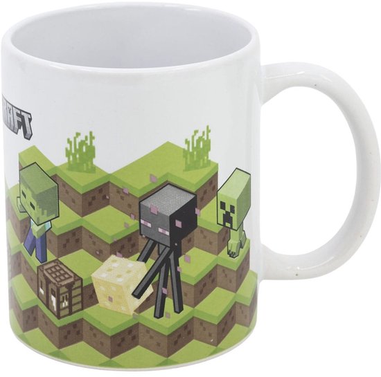Witte mok met Minecraft-personages zoals een creeper, zombie, enderman en Alex op een groene, blokkerige ondergrond.