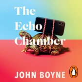 Een schildpad met een smartphone vastgebonden op zijn rug, met de titel "The Echo Chamber" en de naam "John Boyne".