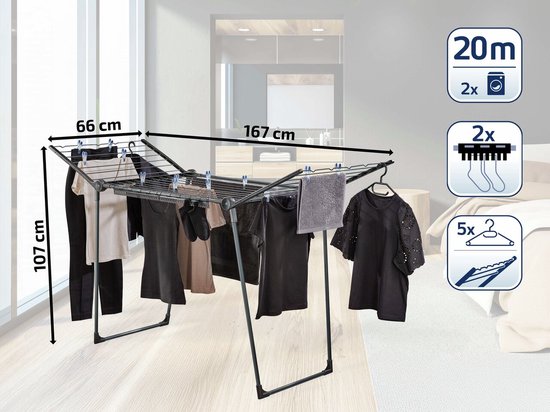 Étendoir noir avec vêtements, serviette et cintres, avec dimensions.