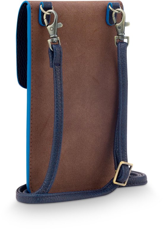 Achterkant van blauw telefoonhoesje met bruine flap en schouderband bevestigd met metalen clips.