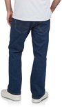 Man van achteren in een donkerblauwe bootcut jeans met oranje stiksels en witte sneakers.