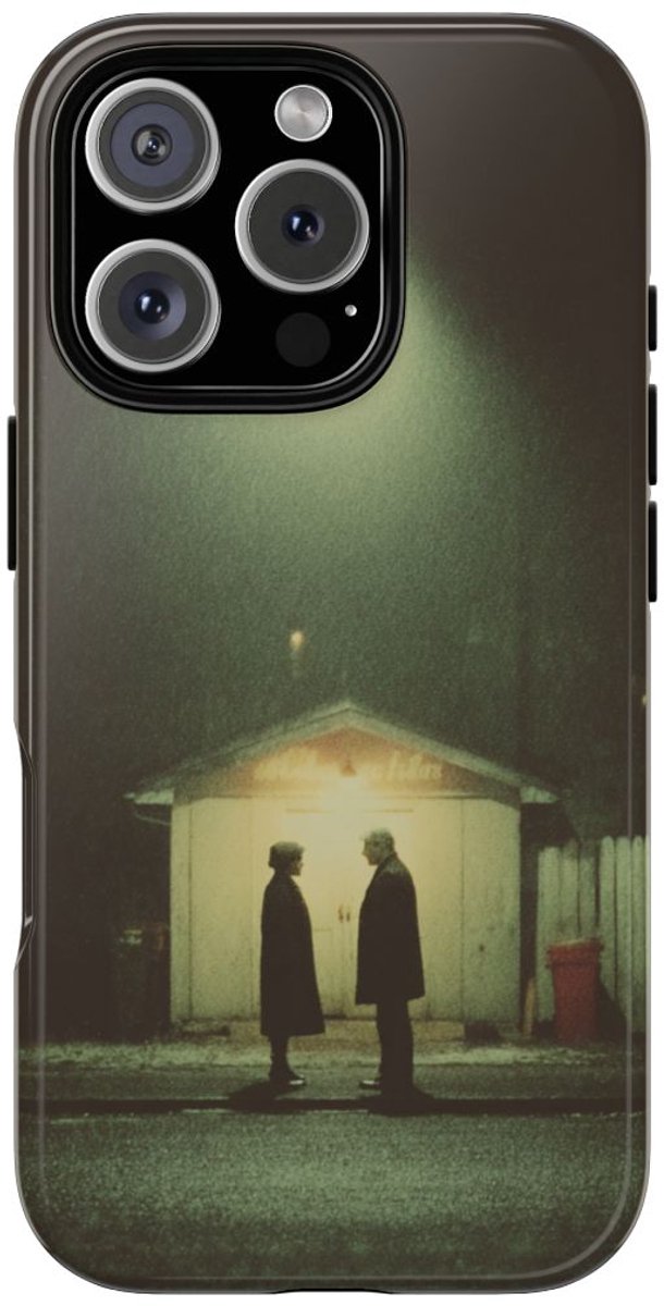 Twee Personen Onder Straatlamp in de Nacht – Telefoonhoesje Geschikt voor iPhone 16 Pro