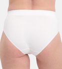 Achterkant van een witte naadloze slip van Bamboo Basics.