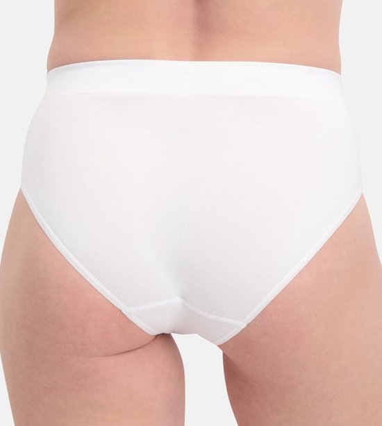 Achterkant van een witte naadloze slip van Bamboo Basics.