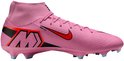 Roze Nike voetbalschoen met rode swoosh, NIKESKIN logo en zwarte 'M' details.