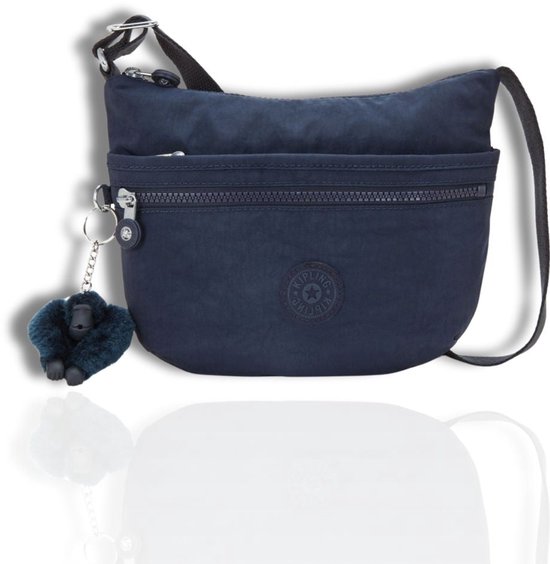 Donkerblauwe Kipling schoudertas met twee ritsvakken aan de voorkant en een donkerblauwe harige aap sleutelhanger.