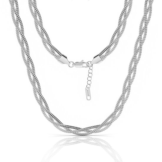 Zilverkleurige, gevlochten ketting met drie strengen en een karabijnsluiting.