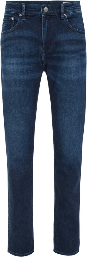 Studio-opname van een donkerblauwe slim fit jeans op een witte achtergrond.