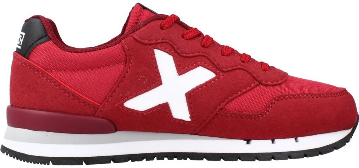 Retro hardloopsneaker in zwart met sportieve uitstraling, geschikt voor casual en stedelijk gebruik. EU maat 33.