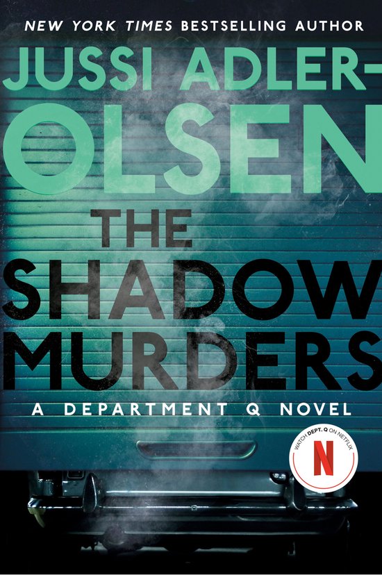 Boekcover 'The Shadow Murders' door Jussi Adler-Olsen. Donkere kleuren, metalen luik met 'THE SHADOW MURDERS' in groene letters.
