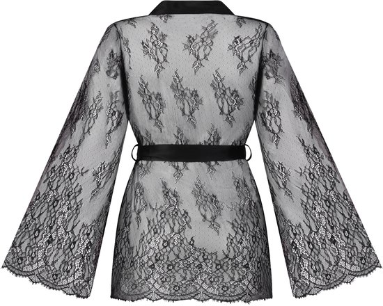 Achterkant van een zwarte kanten kimono met satijnen ceintuur.