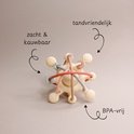 Zachte, kauwbare en BPA-vrije Bitey bijtring in lichte kleur met touwen en noppen.