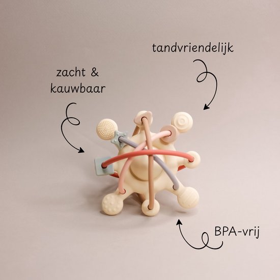 Zachte, kauwbare en BPA-vrije Bitey bijtring in lichte kleur met touwen en noppen.