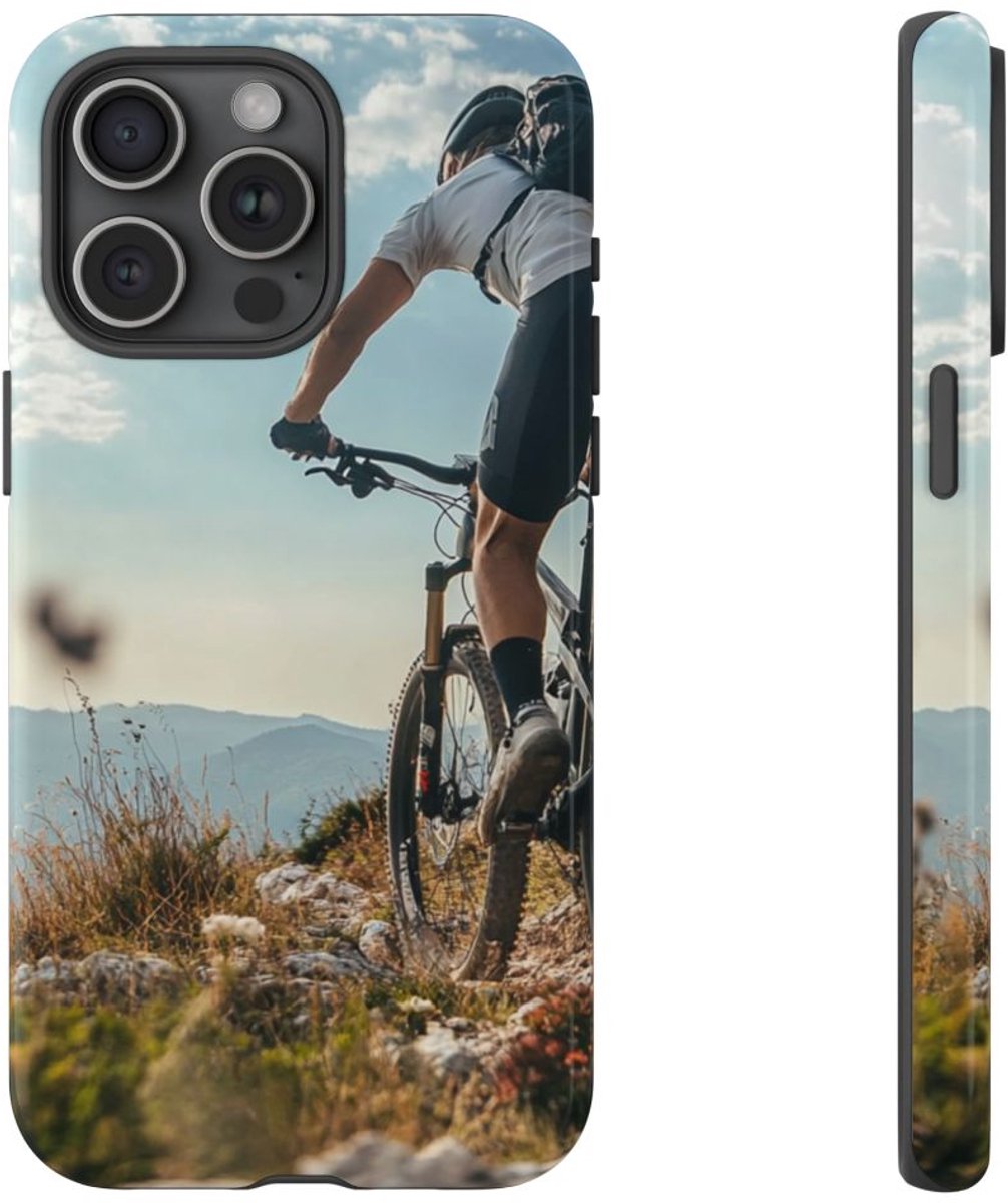 Mountainbiker op Rotsachtig Pad – Telefoonhoesje Geschikt voor iPhone 15 Pro Max