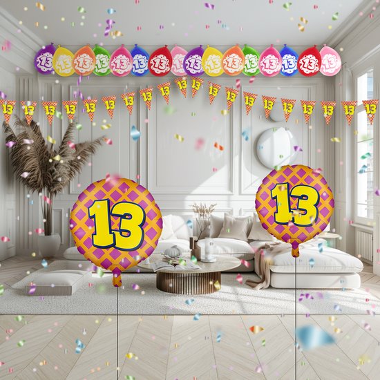 Feestelijke kamer met ballonnen en vlaggenlijnen met het cijfer 13.