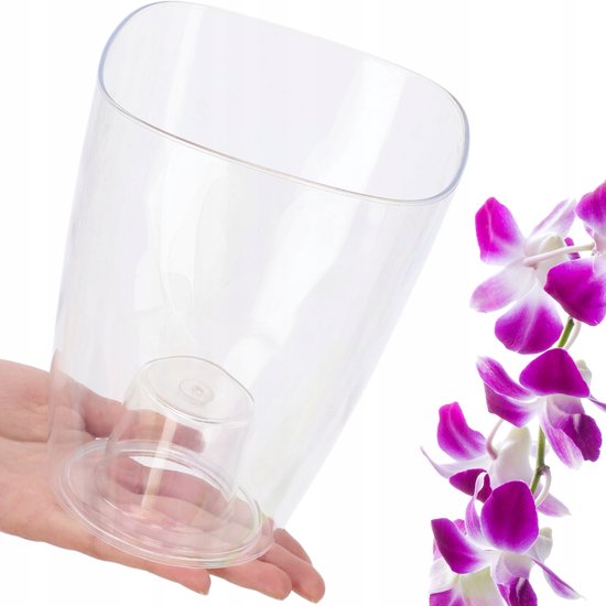 Transparante, vierkante bloempot met een binnenpot, vastgehouden in een hand. Een paarse orchidee tak is naast de pot.