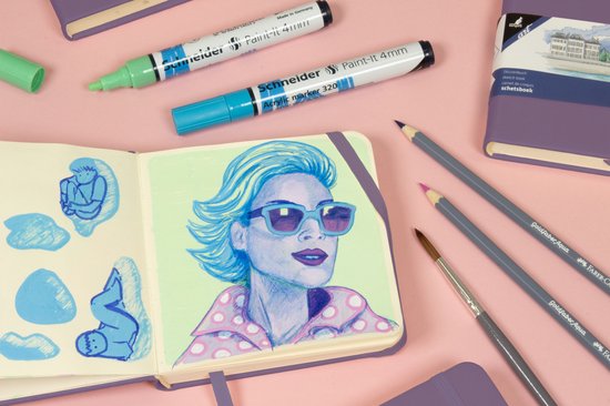 Schetsboek met een portrettekening van een vrouw met blauw haar en zonnebril.