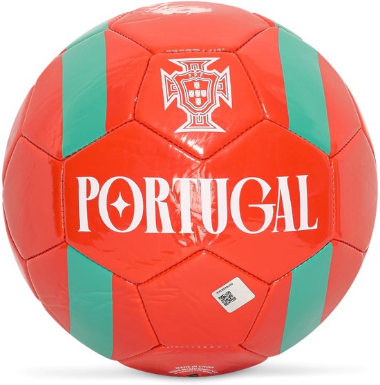 Ballon de football rouge avec des rayures verticales vertes, les armoiries du Portugal et le mot "PORTUGAL".